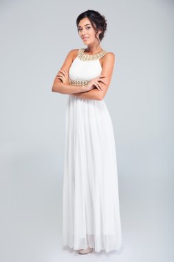 Elbisenin içinde duran hoş bir kadın portresi tam uzunlukta