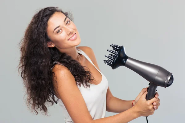 Mosolygó csinos nő szárítja a haját — Stock Fotó