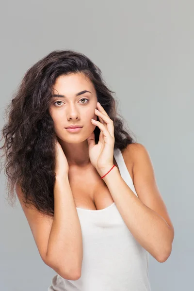 Retrato de uma bela mulher bonita — Fotografia de Stock