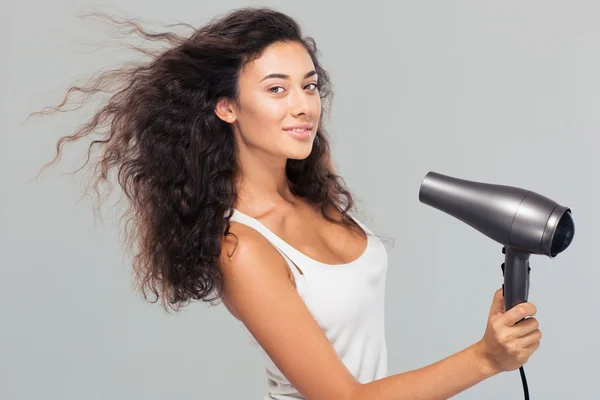 Sorrindo jovem mulher seca seu hai — Fotografia de Stock