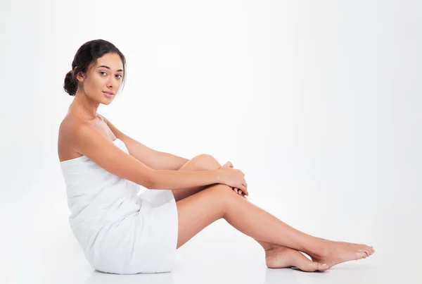 Beautiful young woman in towel sitting on the floor — Stock Photo, Image