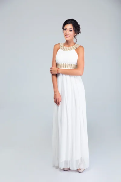 Elegant glad kvinna i vit klänning — Stockfoto