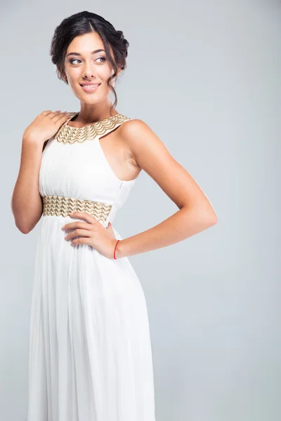 Porträt einer lächelnden hübschen Frau im weißen Kleid — Stockfoto