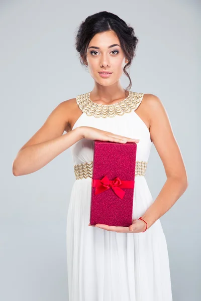 Mujer en vestido de moda sosteniendo caja de regalo — Foto de Stock