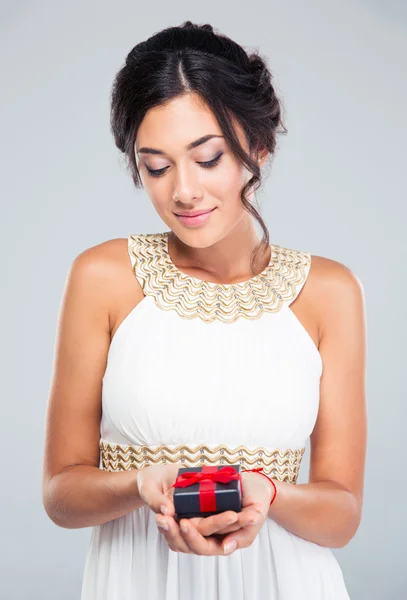 Mujer sosteniendo joyería caja de regalo — Foto de Stock