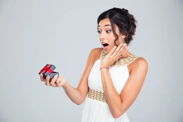 Mujer apertura joyería caja de regalo — Foto de Stock