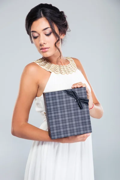 Schöne Frau hält Geschenkbox — Stockfoto