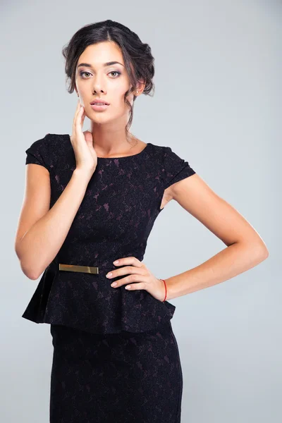 Retrato de una mujer encantadora en vestido negro — Foto de Stock