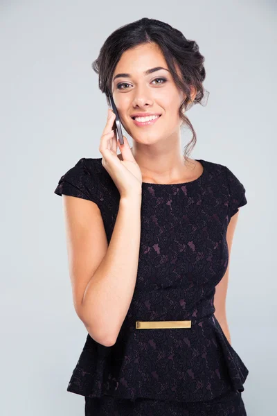 Mulher de vestido preto falando ao telefone — Fotografia de Stock