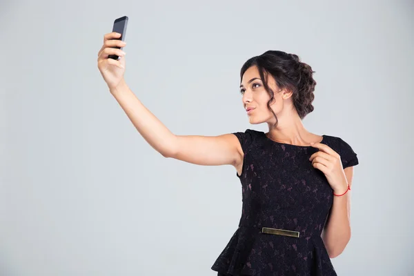Mujer en vestido negro haciendo foto selfie — Foto de Stock