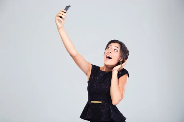 Femme riante en robe noire faisant selfie photo — Photo