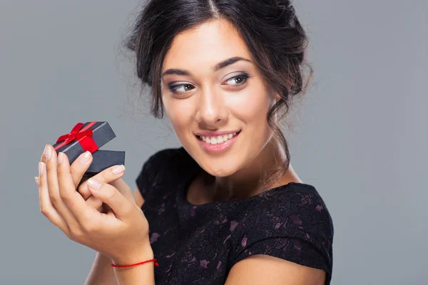 Mujer sonriente sosteniendo joyería caja de regalo — Foto de Stock