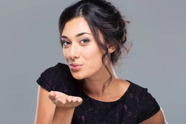 Vrouw waait kus op camera — Stockfoto