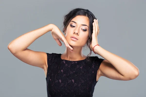 Retrato de beleza de uma mulher encantadora — Fotografia de Stock