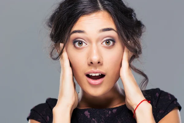 Retrato de primer plano de la mujer sorprendida — Foto de Stock