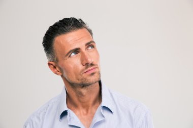 Kendine güvenen adam uzakta boşaltmak bakan