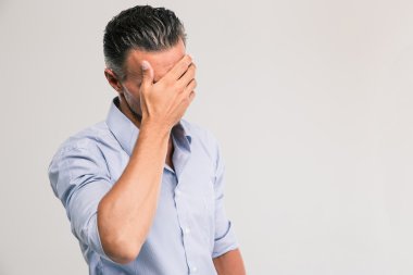 Yakışıklı adam gözlerini kapsayan