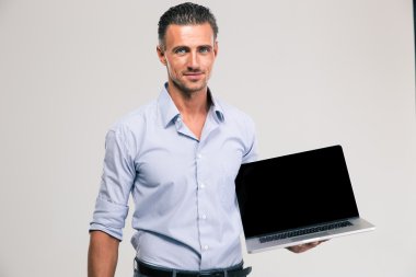 İşadamı gösteren boş dizüstü bilgisayar ekranı