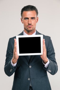 Yakışıklı işadamı gösteren tablet bilgisayar ekranı