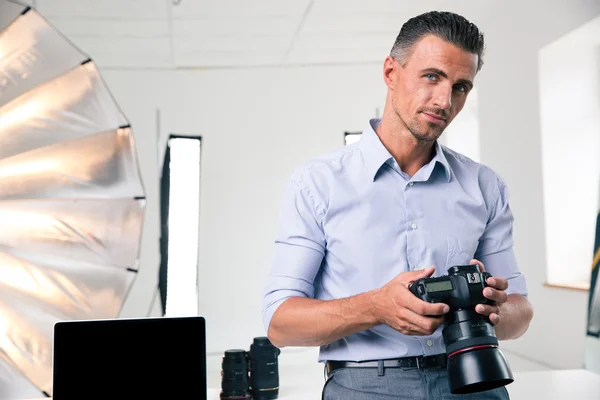 Retrato de un hombre guapo sosteniendo la cámara —  Fotos de Stock