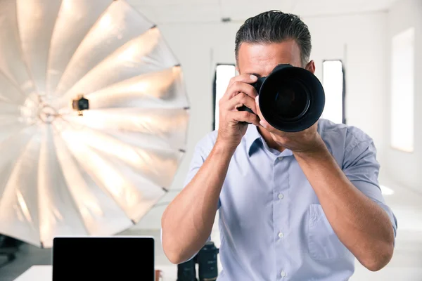 Fotografo che fa foto sulla macchina fotografica — Foto Stock