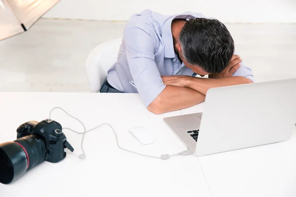 Fotógrafo durmiendo en su lugar de trabajo — Foto de Stock