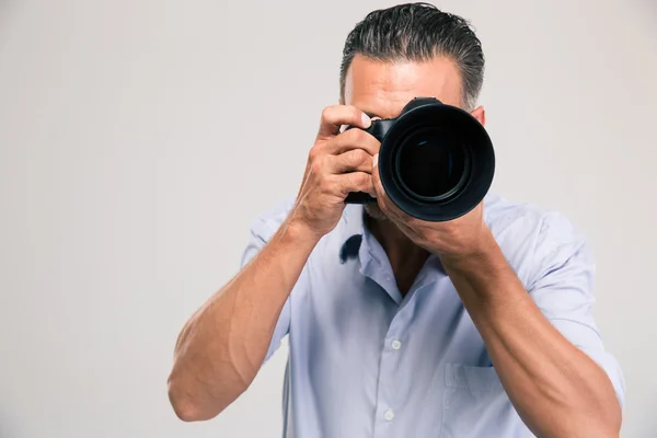 Porträt eines jungen Fotografen mit Kamera — Stockfoto