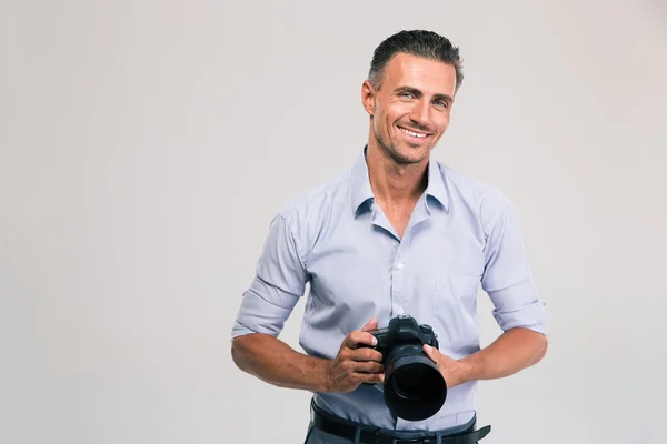 Sorrindo fotógrafo segurando câmera — Fotografia de Stock