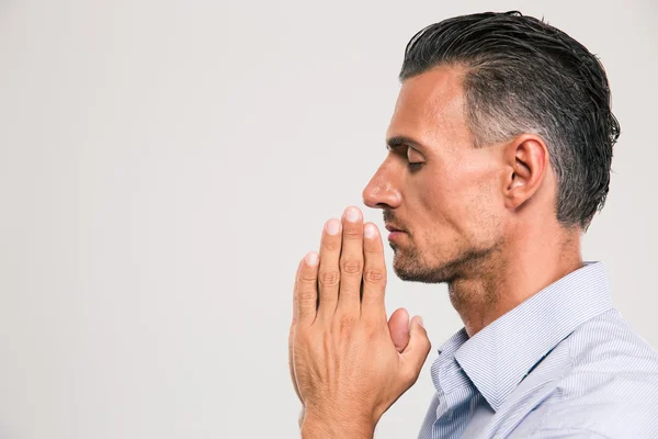 Schöner Mann betet — Stockfoto