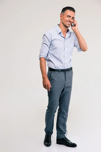 Un hombre de negocios sonriente hablando por teléfono —  Fotos de Stock