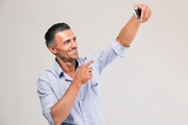Empresario haciendo foto selfie en smartphone — Foto de Stock
