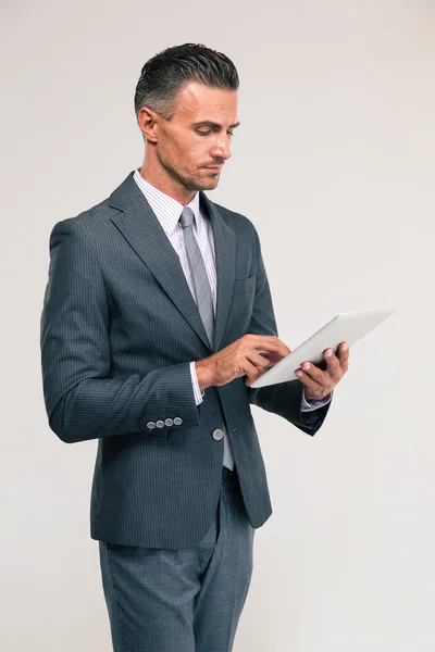 Красивый бизнесмен с помощью планшетного компьютера — стоковое фото