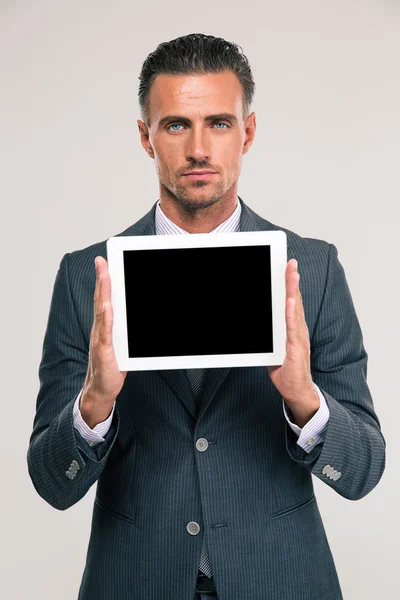 Hombre de negocios guapo mostrando la pantalla del ordenador tableta — Foto de Stock