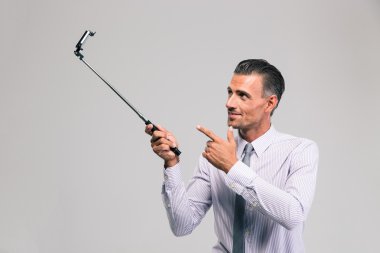 Yakışıklı işadamı selfie sopa tutan