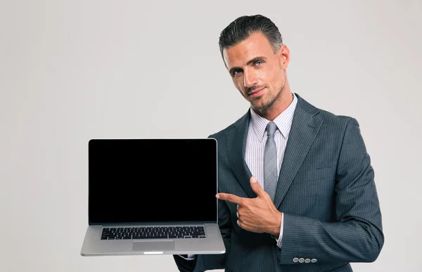 Biznesmen wyświetlone puste laptopa ekran komputera — Zdjęcie stockowe