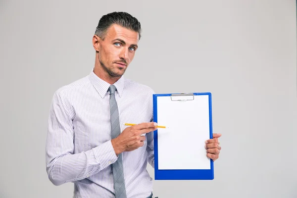 Empresário mostrando área de transferência em branco — Fotografia de Stock