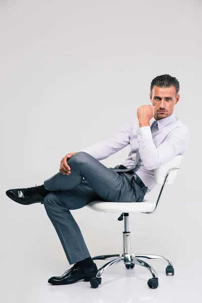 Hombre de negocios guapo sentado en la silla de oficina —  Fotos de Stock
