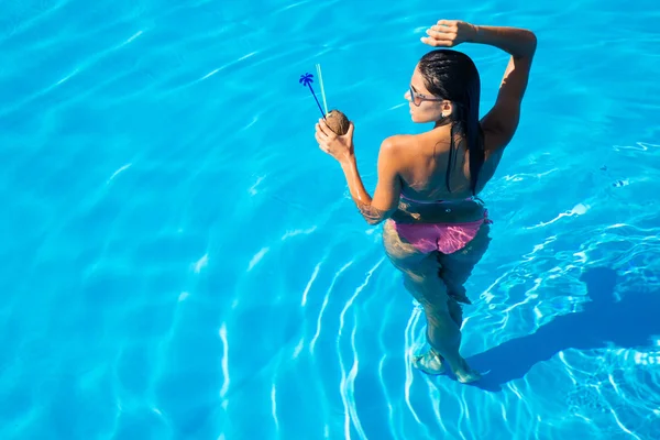 Chica de pie en la piscina —  Fotos de Stock