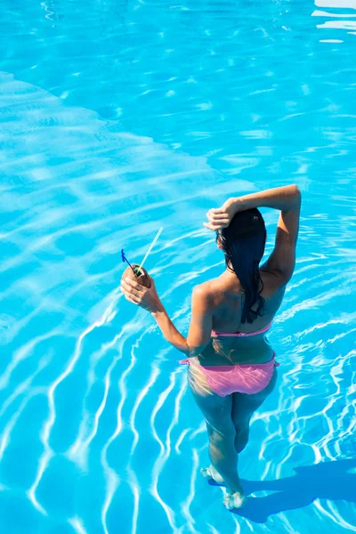 Back view portrait of a girl standing in swim pool — Stock Photo, Image