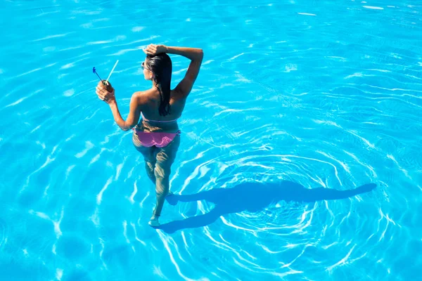 Back view portrait of a woman standing in swim pool — Stock Photo, Image