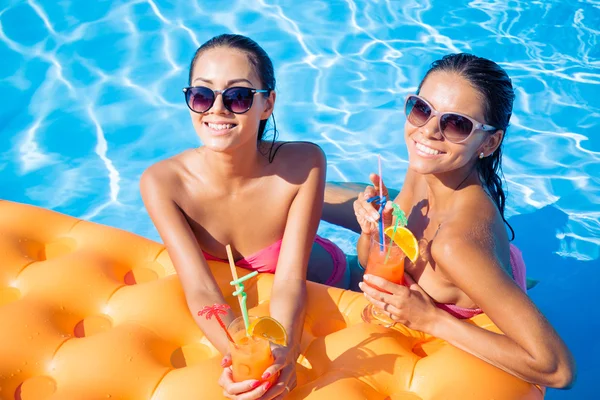 Chicas tomando cócteles en la piscina — Foto de Stock