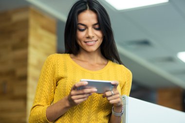 Akıllı telefon kullanma office iş kadını