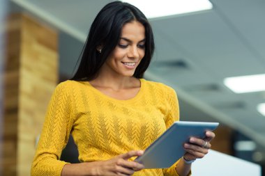 tablet bilgisayar kullanarak iş kadını