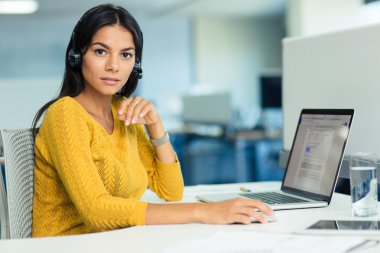 Laptop ile masadan geçici iş kadını 