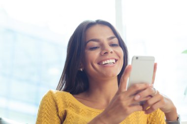 Akıllı telefon kullanan kadın 