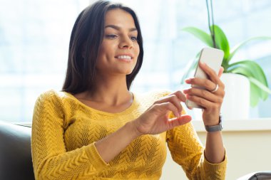 Akıllı telefon kullanan casual kadın 