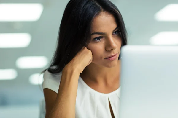 Geschäftsfrau arbeitet im Büro am Laptop — Stockfoto