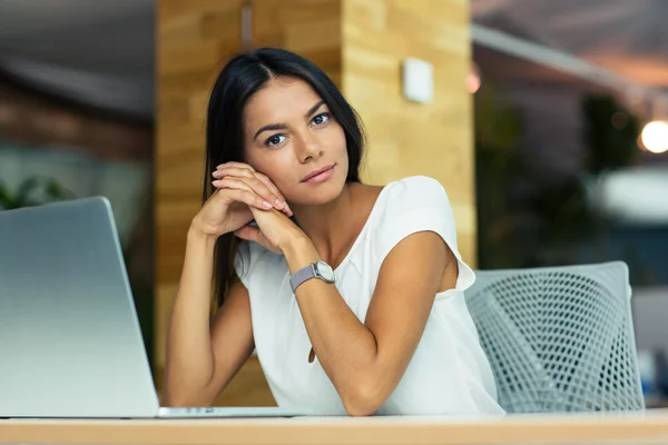 Portret atrakcyjny zadumany kobieta siedzi w biurze — Zdjęcie stockowe