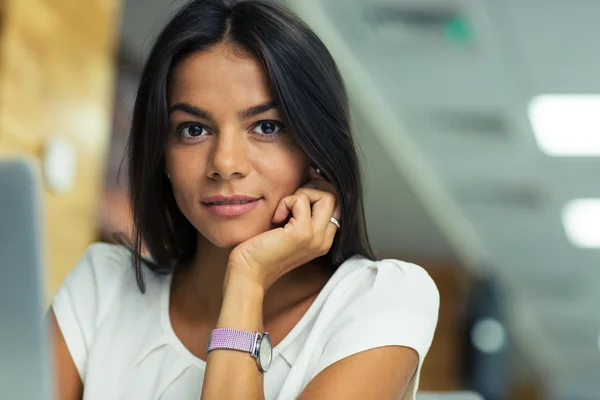 Retrato de una hermosa mujer de negocios —  Fotos de Stock