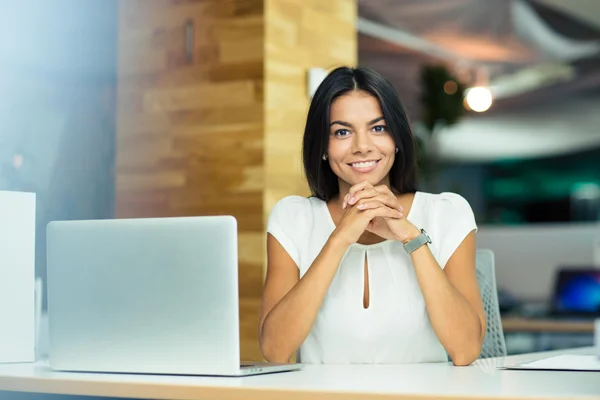 Porträtt av en glad affärskvinna i office — Stockfoto